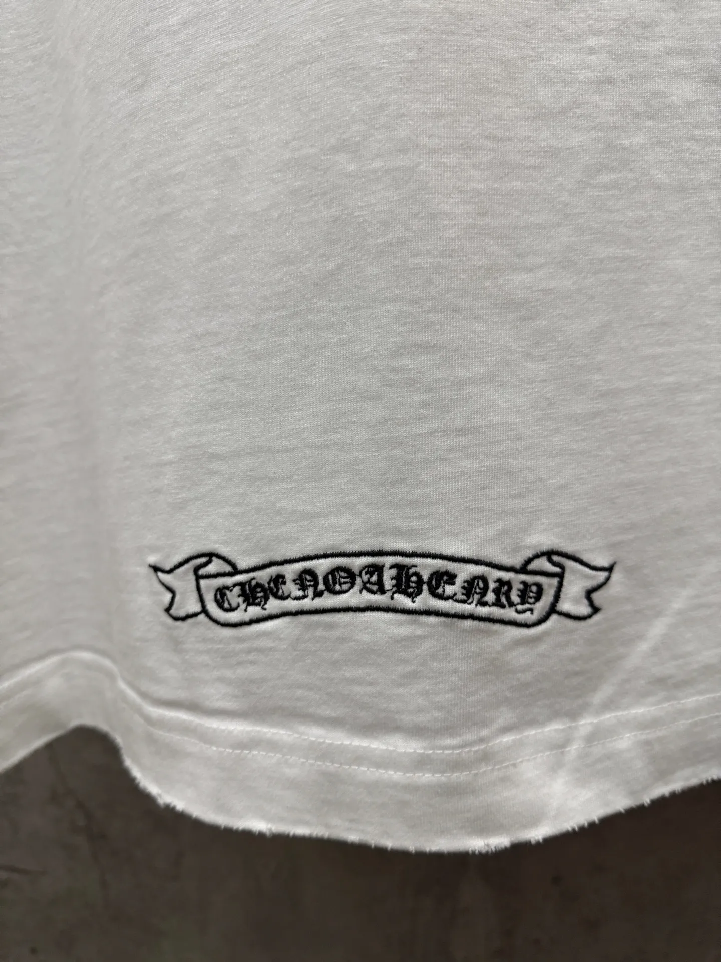 P240 top version, real shot without P, ​​different from market currency) 𝗖𝗵𝗿𝗼𝗺𝗲 𝗛𝗲𝗮𝗿𝘁𝘀/Cro Heart 2026 Spring New Original Single Counter American Color Thread Embroidery Couple Short Sleeves 👑The highest version! Customized fabric 320 grams, best-selling model at the counter, very comfortable to wear. Accessories: original molded and authenticated collar label ➕ 100% silk wash water label. Genuine purchase-grade original hangtag➕matching hanging rope➕3D hanging beads➕original packaging bag. Craftsmanship: The original version has consistent wiring! The highest version of the armhole matching technique! Color: White Black Size: S M L XL Style No.: 5211